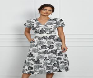 Rochie Iuliana alba cu imprimeuri florale negre si curea in talie