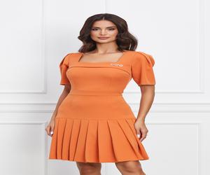 Rochie Moze orange cu pliuri pe fusta si accesoriu metalic pe bust